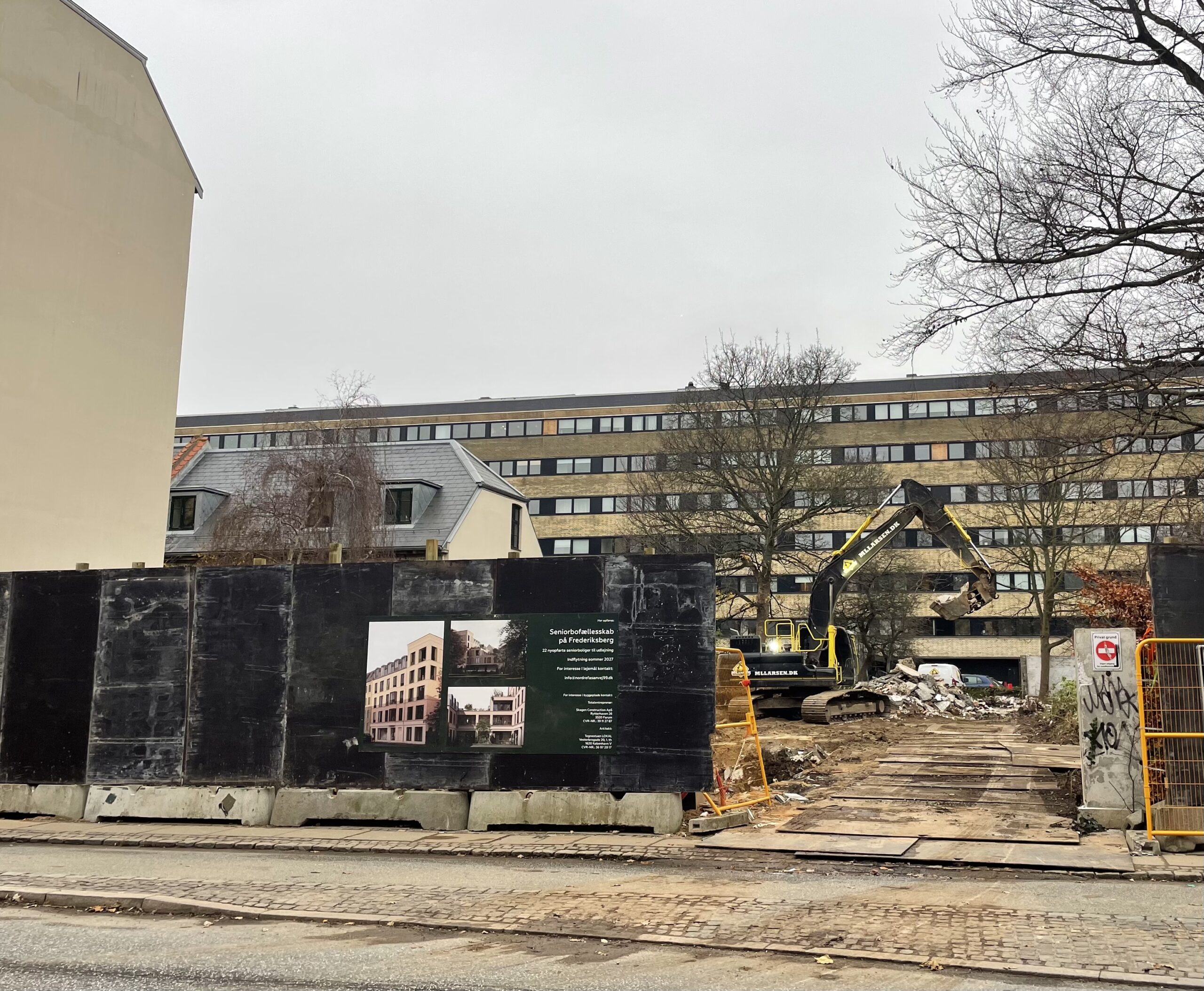 Nedrivningen er igang